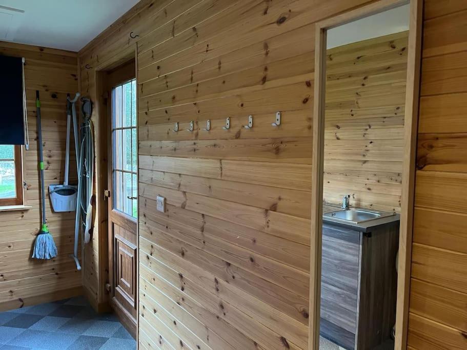 Artro Lodge Luxury 3 Bedroom, 3 Bathroom & Hot Tub คลันเบดเดอ ภายนอก รูปภาพ