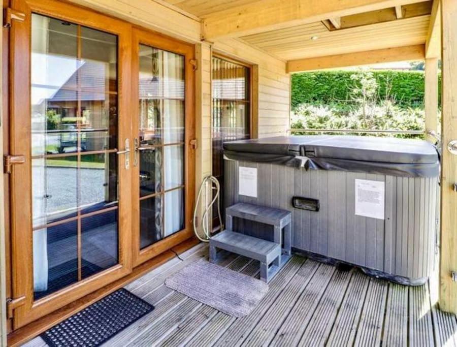 Artro Lodge Luxury 3 Bedroom, 3 Bathroom & Hot Tub คลันเบดเดอ ภายนอก รูปภาพ