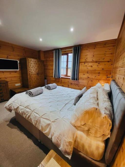 Artro Lodge Luxury 3 Bedroom, 3 Bathroom & Hot Tub คลันเบดเดอ ภายนอก รูปภาพ