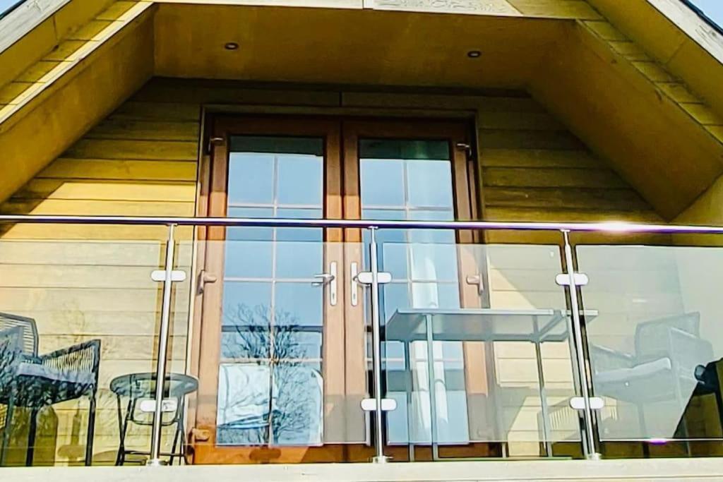 Artro Lodge Luxury 3 Bedroom, 3 Bathroom & Hot Tub คลันเบดเดอ ภายนอก รูปภาพ