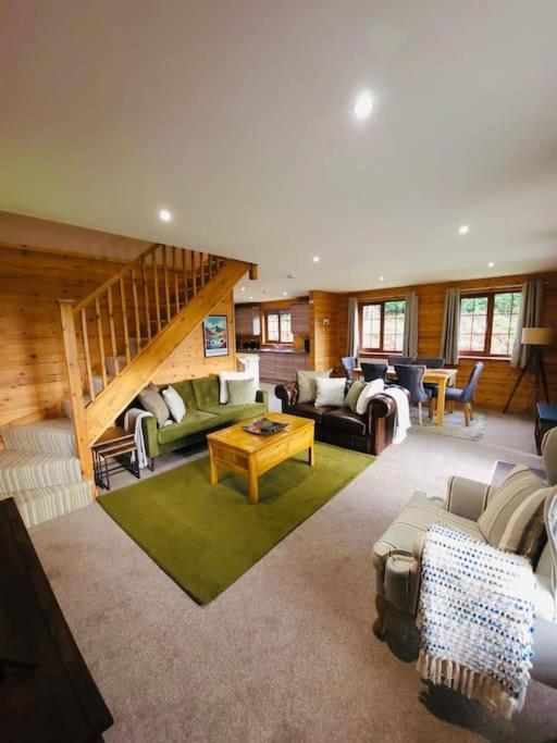 Artro Lodge Luxury 3 Bedroom, 3 Bathroom & Hot Tub คลันเบดเดอ ภายนอก รูปภาพ