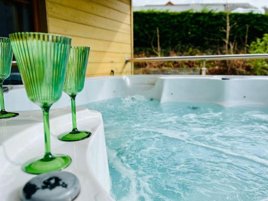 Artro Lodge Luxury 3 Bedroom, 3 Bathroom & Hot Tub คลันเบดเดอ ภายนอก รูปภาพ